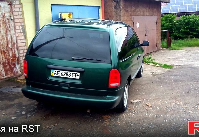 Зелений Крайслер Voyager, об'ємом двигуна 2.4 л та пробігом 290 тис. км за 3500 $, фото 1 на Automoto.ua