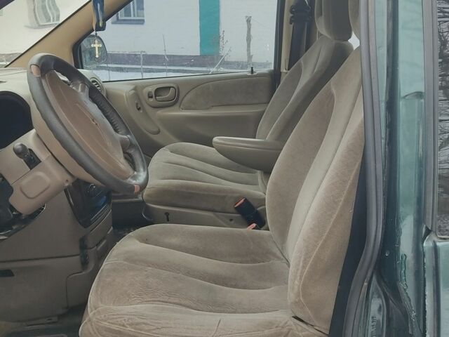 Зеленый Крайслер Вояджер, объемом двигателя 2.4 л и пробегом 445 тыс. км за 1310 $, фото 5 на Automoto.ua