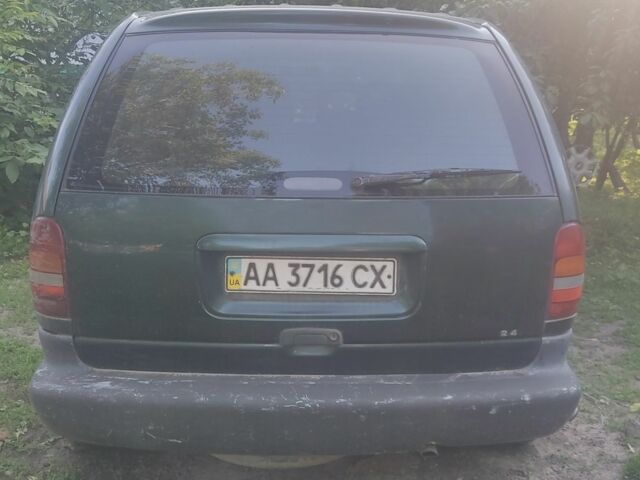 Зеленый Крайслер Вояджер, объемом двигателя 2.4 л и пробегом 445 тыс. км за 1310 $, фото 3 на Automoto.ua