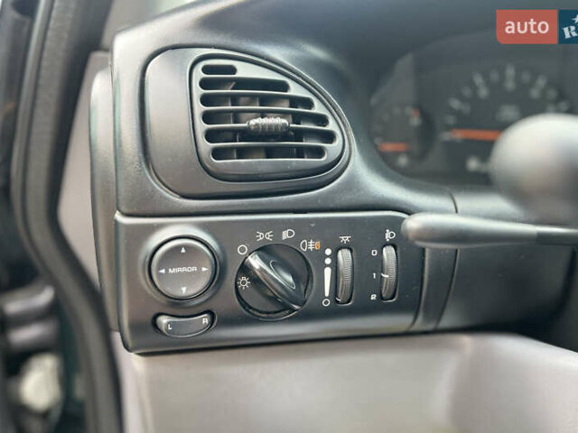 Крайслер Voyager 1999 у Мукачеве на Automoto.ua Зелений Крайслер Voyager, об'ємом двигуна 2.5 л та пробігом 158 тис. км за 5300 $, фото 14 на Automoto.ua