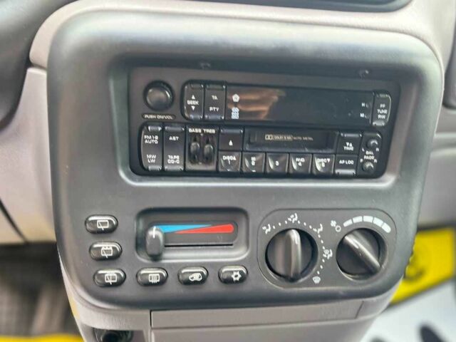 Зеленый Крайслер Вояджер, объемом двигателя 2.5 л и пробегом 158 тыс. км за 5300 $, фото 16 на Automoto.ua