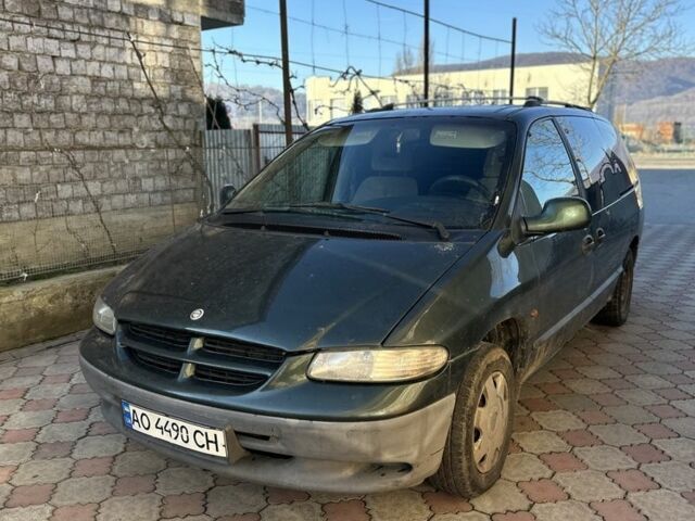 Зелений Крайслер Voyager, об'ємом двигуна 2.5 л та пробігом 420 тис. км за 2150 $, фото 1 на Automoto.ua