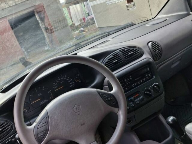 Зеленый Крайслер Вояджер, объемом двигателя 2.5 л и пробегом 432 тыс. км за 3500 $, фото 1 на Automoto.ua