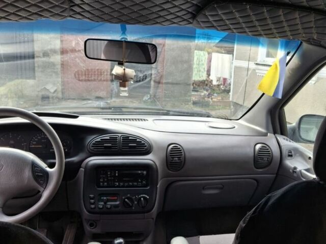 Зеленый Крайслер Вояджер, объемом двигателя 2.5 л и пробегом 432 тыс. км за 3500 $, фото 2 на Automoto.ua