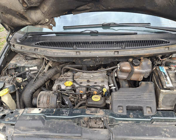 Зеленый Крайслер Вояджер, объемом двигателя 2.5 л и пробегом 432 тыс. км за 3500 $, фото 8 на Automoto.ua