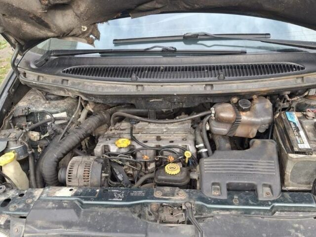 Зеленый Крайслер Вояджер, объемом двигателя 2.5 л и пробегом 432 тыс. км за 3500 $, фото 5 на Automoto.ua