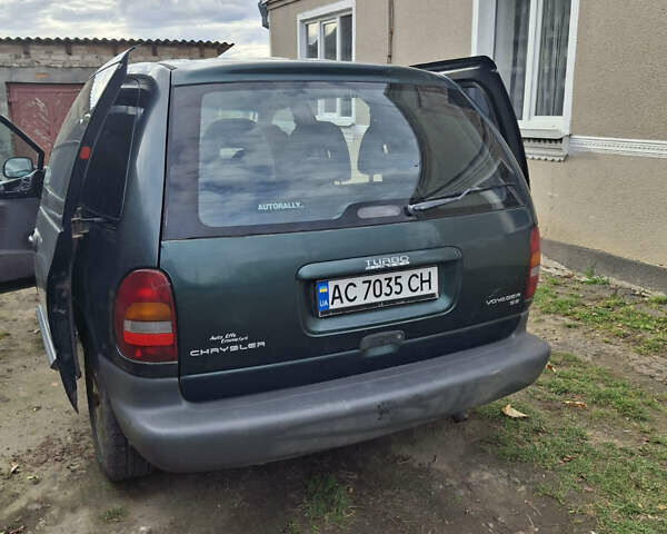 Зеленый Крайслер Вояджер, объемом двигателя 2.5 л и пробегом 432 тыс. км за 3500 $, фото 1 на Automoto.ua