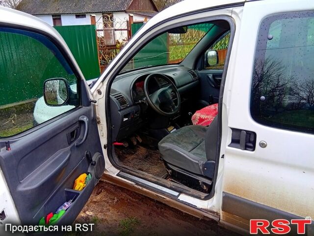 Белый Ситроен Берлинго, объемом двигателя 2 л и пробегом 550 тыс. км за 1800 $, фото 4 на Automoto.ua