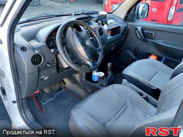 Белый Ситроен Берлинго, объемом двигателя 1.6 л и пробегом 238 тыс. км за 3200 $, фото 5 на Automoto.ua