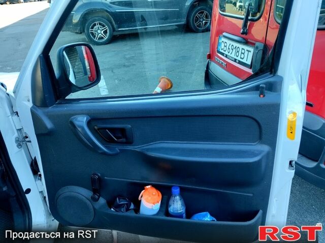 Белый Ситроен Берлинго, объемом двигателя 1.6 л и пробегом 238 тыс. км за 3200 $, фото 7 на Automoto.ua