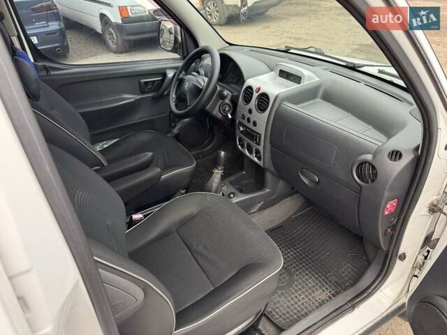 Белый Ситроен Берлинго, объемом двигателя 1.9 л и пробегом 310 тыс. км за 3850 $, фото 3 на Automoto.ua