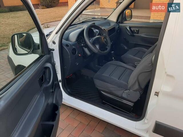 Белый Ситроен Берлинго, объемом двигателя 1.9 л и пробегом 210 тыс. км за 3000 $, фото 6 на Automoto.ua