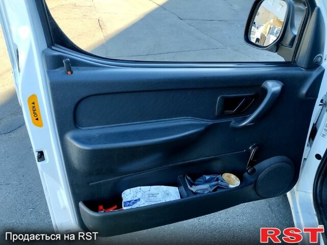 Белый Ситроен Берлинго, объемом двигателя 1.6 л и пробегом 238 тыс. км за 3200 $, фото 6 на Automoto.ua