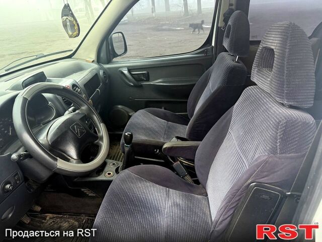 Белый Ситроен Берлинго, объемом двигателя 1.6 л и пробегом 220 тыс. км за 3800 $, фото 8 на Automoto.ua