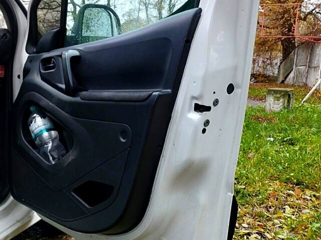 Білий Сітроен Берлінго, об'ємом двигуна 1.6 л та пробігом 280 тис. км за 5600 $, фото 7 на Automoto.ua