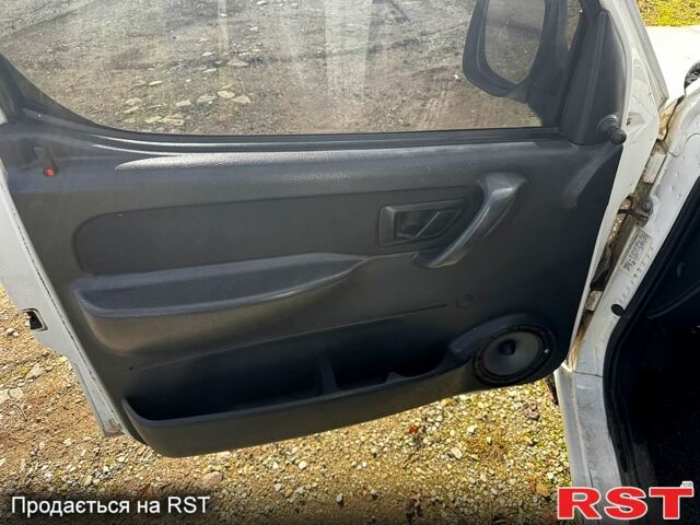 Ситроен Берлинго 2009 в Залещиках на Automoto.ua Белый Ситроен Берлинго, объемом двигателя 1.6 л и пробегом 185 тыс. км за 2500 $, фото 4 на Automoto.ua