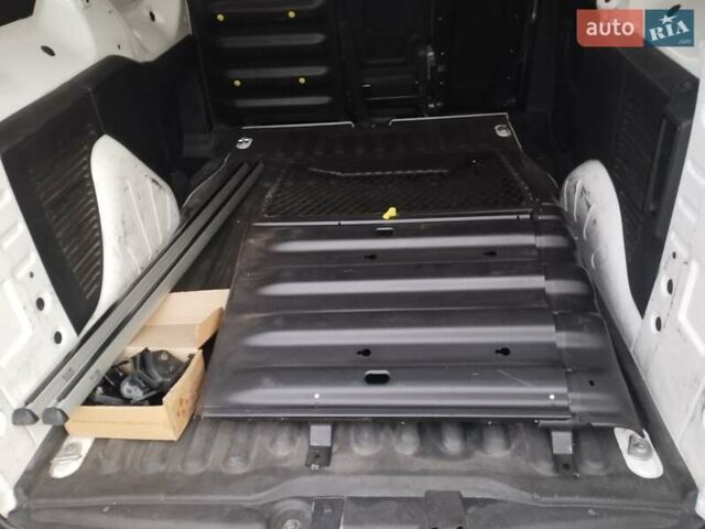 Білий Сітроен Берлінго, об'ємом двигуна 1.6 л та пробігом 313 тис. км за 5900 $, фото 23 на Automoto.ua