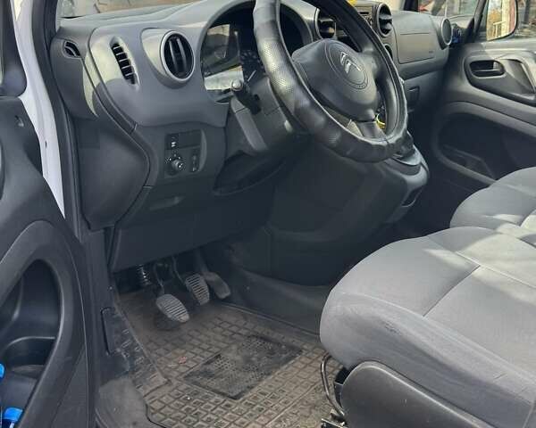 Белый Ситроен Берлинго, объемом двигателя 1.56 л и пробегом 347 тыс. км за 2500 $, фото 5 на Automoto.ua