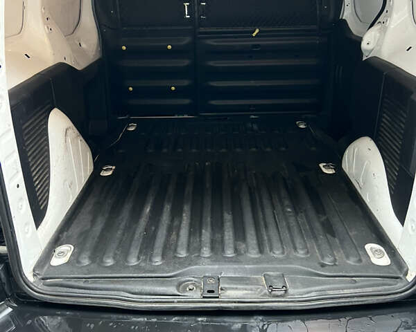 Белый Ситроен Берлинго, объемом двигателя 1.56 л и пробегом 280 тыс. км за 6500 $, фото 5 на Automoto.ua