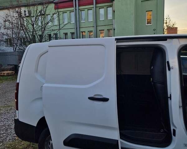Белый Ситроен Берлинго, объемом двигателя 1.56 л и пробегом 276 тыс. км за 11000 $, фото 9 на Automoto.ua