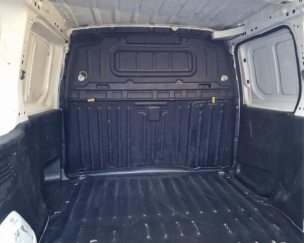 Белый Ситроен Берлинго, объемом двигателя 1.56 л и пробегом 276 тыс. км за 11000 $, фото 11 на Automoto.ua