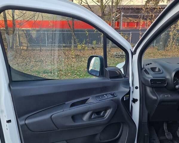 Белый Ситроен Берлинго, объемом двигателя 1.56 л и пробегом 276 тыс. км за 11000 $, фото 16 на Automoto.ua