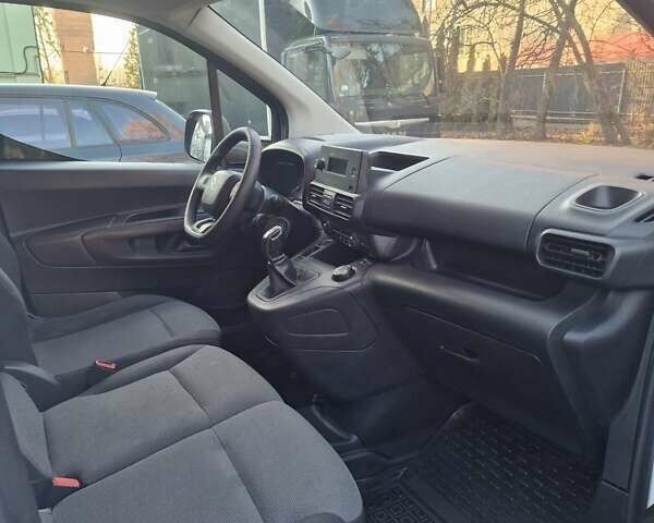 Белый Ситроен Берлинго, объемом двигателя 1.56 л и пробегом 276 тыс. км за 11000 $, фото 3 на Automoto.ua