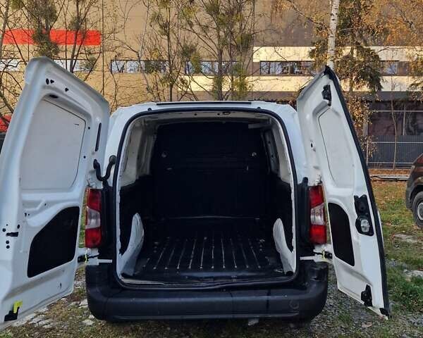 Белый Ситроен Берлинго, объемом двигателя 1.56 л и пробегом 276 тыс. км за 11000 $, фото 12 на Automoto.ua