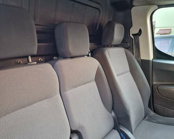 Белый Ситроен Берлинго, объемом двигателя 1.56 л и пробегом 276 тыс. км за 11000 $, фото 5 на Automoto.ua