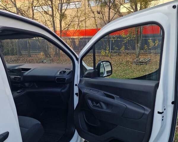 Белый Ситроен Берлинго, объемом двигателя 1.56 л и пробегом 276 тыс. км за 11000 $, фото 10 на Automoto.ua