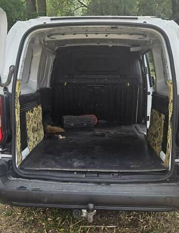 Білий Сітроен Берлінго, об'ємом двигуна 1.5 л та пробігом 113 тис. км за 19300 $, фото 2 на Automoto.ua