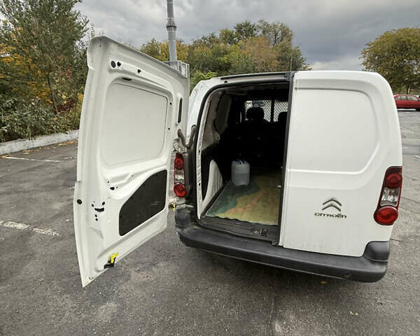 Белый Ситроен Берлинго, объемом двигателя 1.56 л и пробегом 112 тыс. км за 9000 $, фото 8 на Automoto.ua