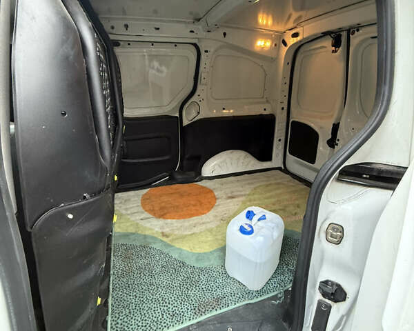 Белый Ситроен Берлинго, объемом двигателя 1.56 л и пробегом 112 тыс. км за 9000 $, фото 10 на Automoto.ua