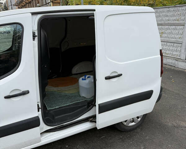 Белый Ситроен Берлинго, объемом двигателя 1.56 л и пробегом 112 тыс. км за 9000 $, фото 9 на Automoto.ua