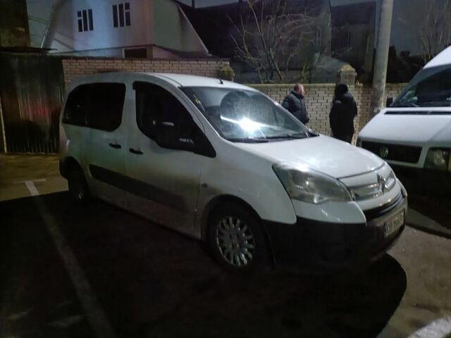 Белый Ситроен Берлинго, объемом двигателя 1.6 л и пробегом 290 тыс. км за 3750 $, фото 5 на Automoto.ua