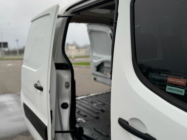 Белый Ситроен Берлинго, объемом двигателя 1.6 л и пробегом 303 тыс. км за 2499 $, фото 13 на Automoto.ua