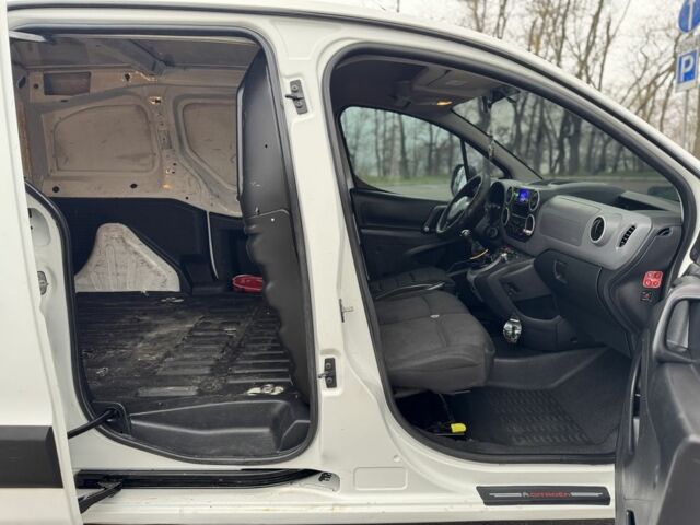 Белый Ситроен Берлинго, объемом двигателя 1.6 л и пробегом 303 тыс. км за 2499 $, фото 15 на Automoto.ua