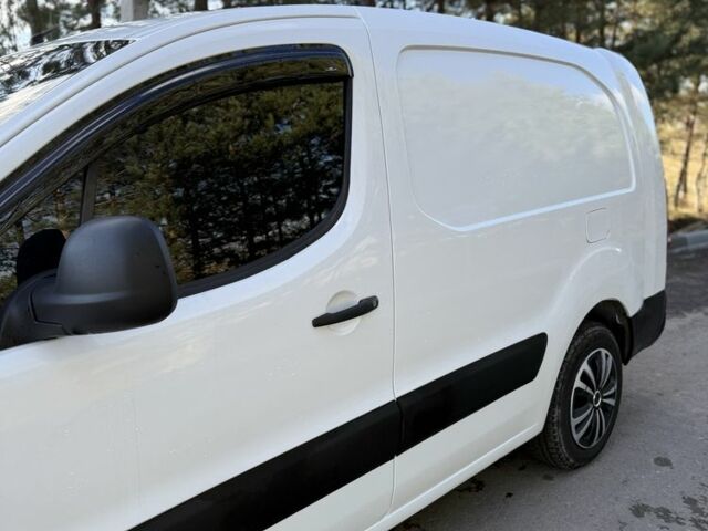 Белый Ситроен Берлинго, объемом двигателя 1.6 л и пробегом 358 тыс. км за 6100 $, фото 3 на Automoto.ua