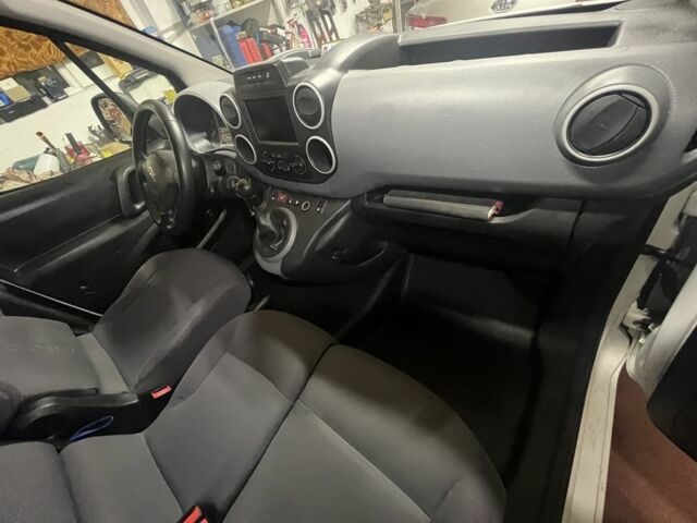 Белый Ситроен Берлинго, объемом двигателя 1.6 л и пробегом 240 тыс. км за 6988 $, фото 2 на Automoto.ua