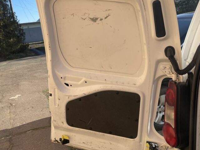 Белый Ситроен Берлинго, объемом двигателя 1.6 л и пробегом 298 тыс. км за 7100 $, фото 10 на Automoto.ua