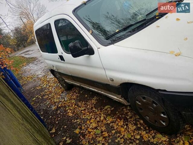 Белый Ситроен Берлинго, объемом двигателя 2 л и пробегом 370 тыс. км за 3200 $, фото 2 на Automoto.ua