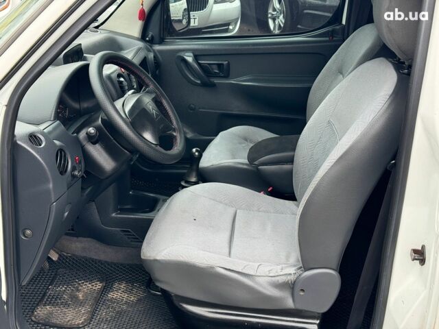 Белый Ситроен Берлинго, объемом двигателя 2 л и пробегом 410 тыс. км за 3990 $, фото 11 на Automoto.ua