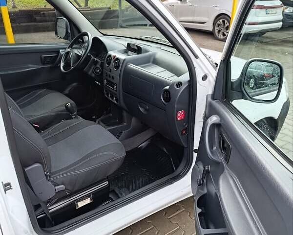 Белый Ситроен Берлинго, объемом двигателя 2 л и пробегом 176 тыс. км за 3999 $, фото 11 на Automoto.ua