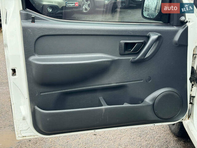 Белый Ситроен Берлинго, объемом двигателя 2 л и пробегом 410 тыс. км за 3990 $, фото 11 на Automoto.ua