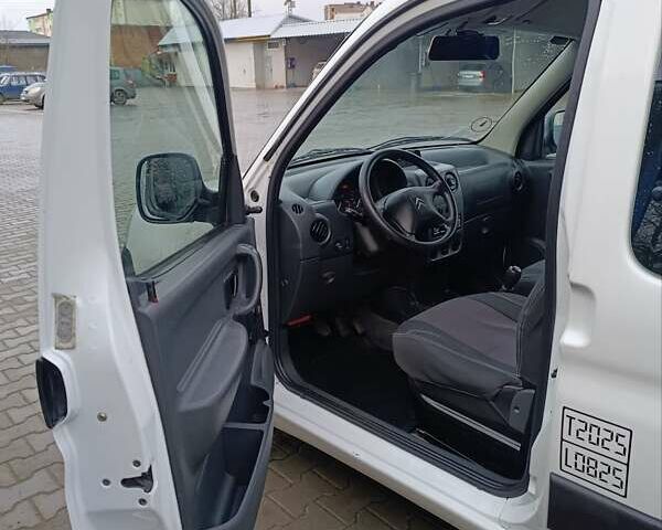 Белый Ситроен Берлинго, объемом двигателя 2 л и пробегом 176 тыс. км за 3999 $, фото 7 на Automoto.ua