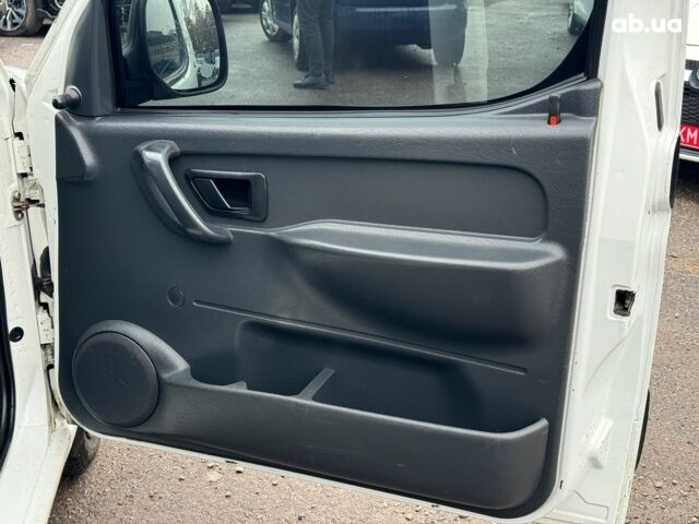 Белый Ситроен Берлинго, объемом двигателя 2 л и пробегом 410 тыс. км за 3990 $, фото 14 на Automoto.ua