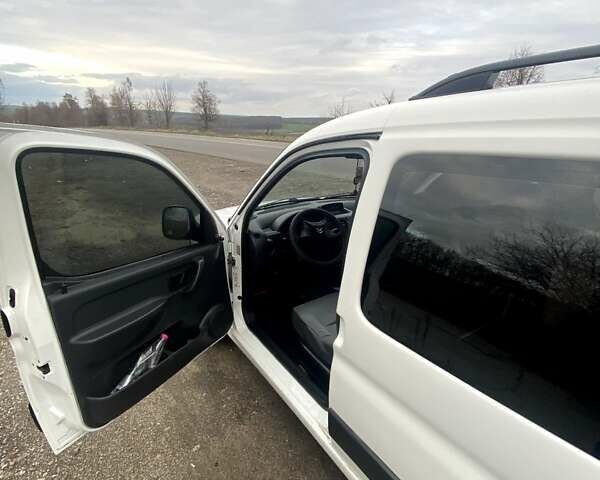 Белый Ситроен Берлинго, объемом двигателя 2 л и пробегом 410 тыс. км за 3500 $, фото 13 на Automoto.ua