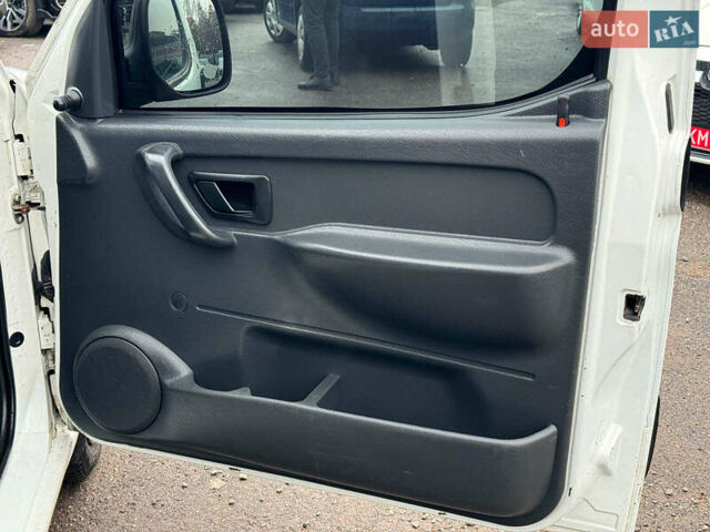 Белый Ситроен Берлинго, объемом двигателя 2 л и пробегом 410 тыс. км за 3990 $, фото 14 на Automoto.ua