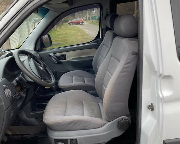 Белый Ситроен Берлинго, объемом двигателя 1.36 л и пробегом 333 тыс. км за 3300 $, фото 4 на Automoto.ua