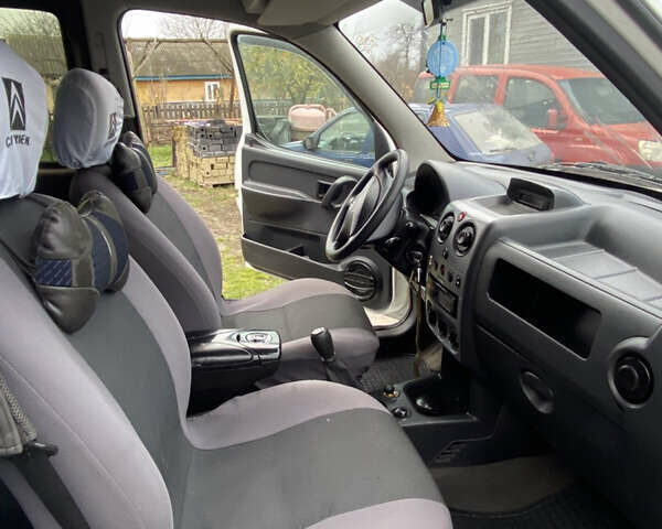 Белый Ситроен Берлинго, объемом двигателя 2 л и пробегом 315 тыс. км за 3250 $, фото 6 на Automoto.ua